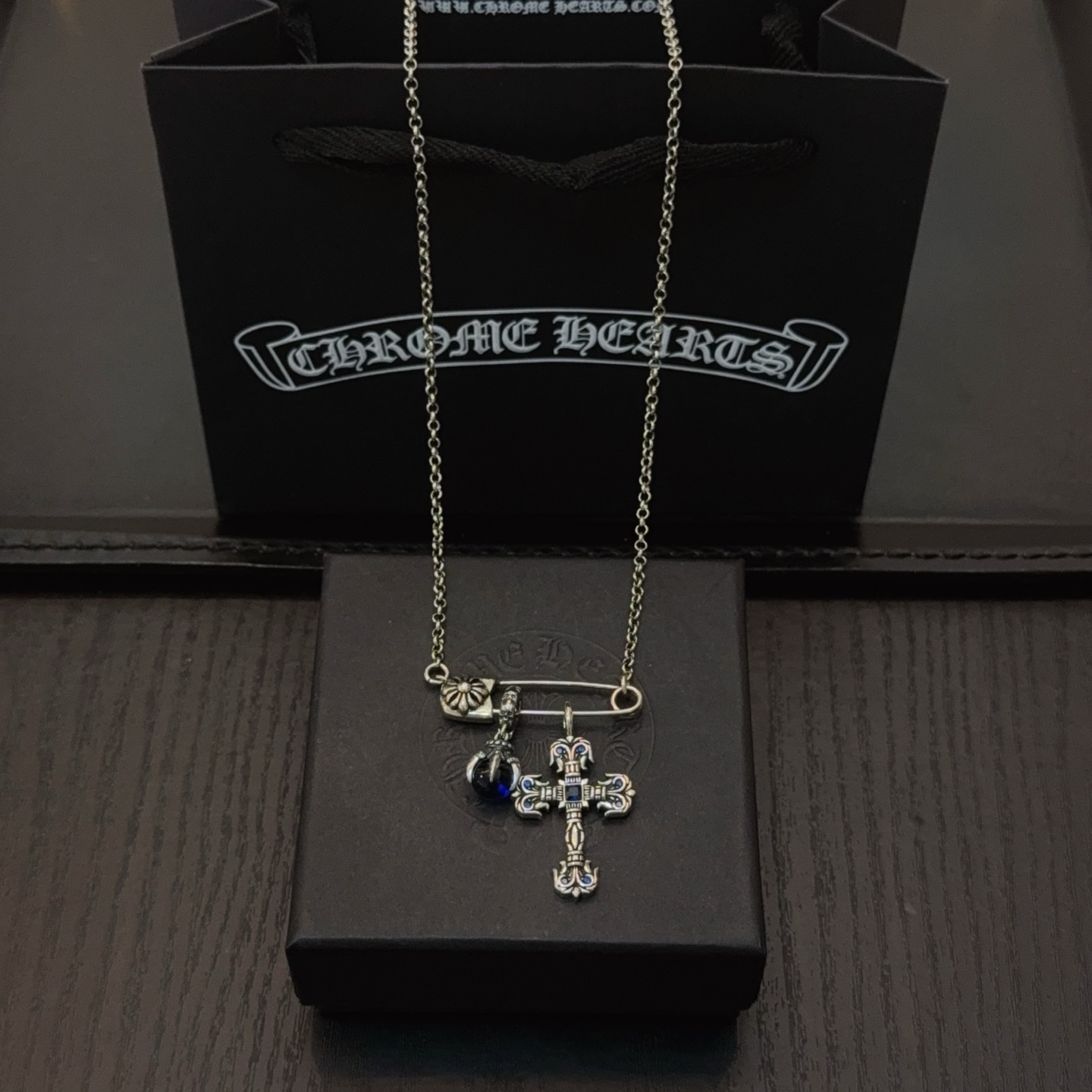   新款【专柜品质】Chrome Hearts克罗心蓝钻火焰十字架项链，凹凸造型不同的花纹设计风格呈现出