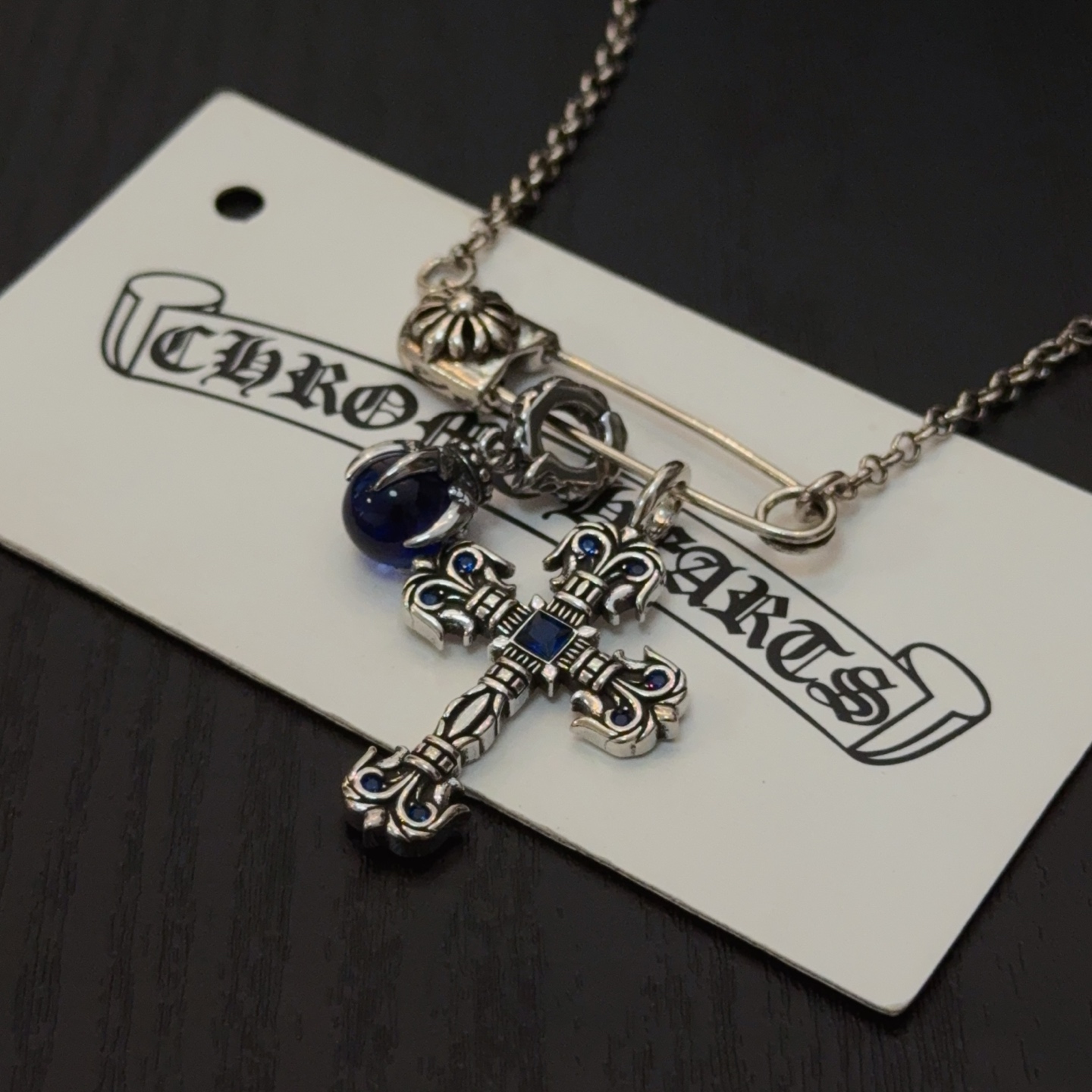   新款【专柜品质】Chrome Hearts克罗心蓝钻火焰十字架项链，凹凸造型不同的花纹设计风格呈现出