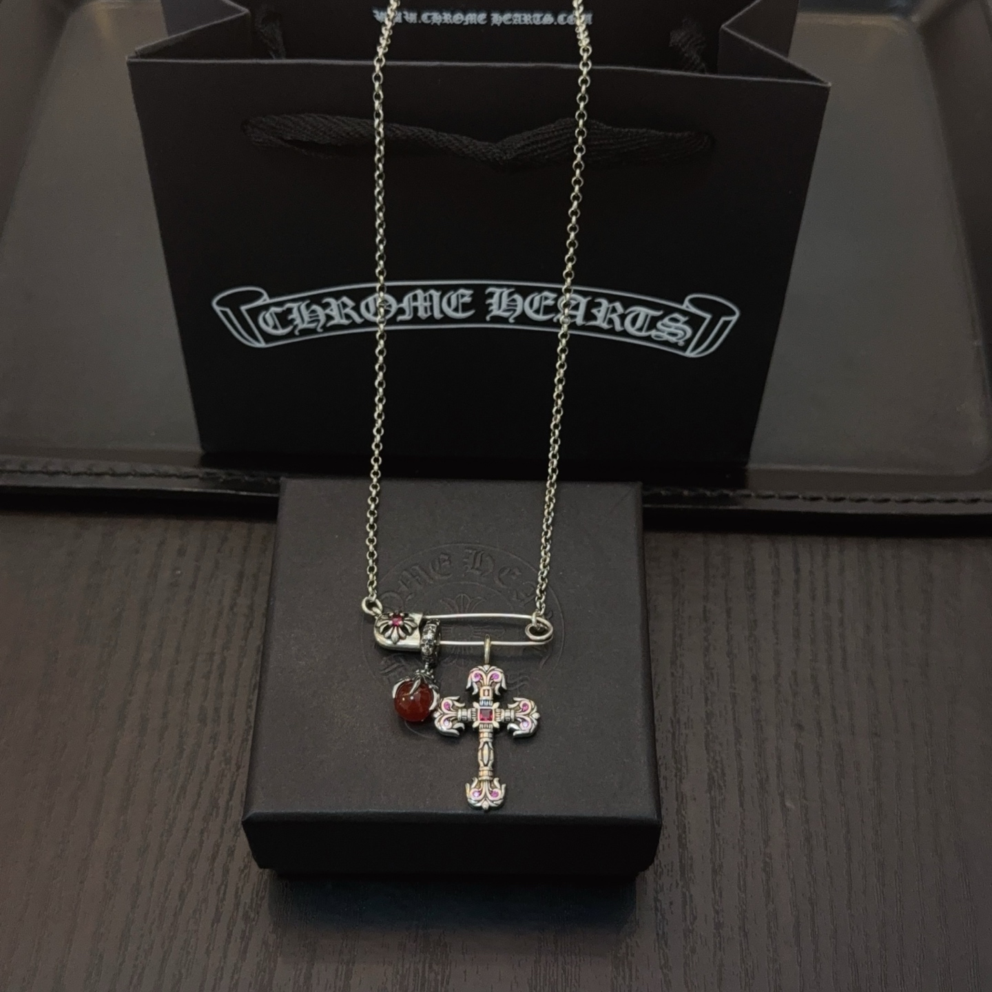   新款【专柜品质】Chrome Hearts克罗心粉钻火焰十字架项链，凹凸造型不同的花纹设计风格呈现出