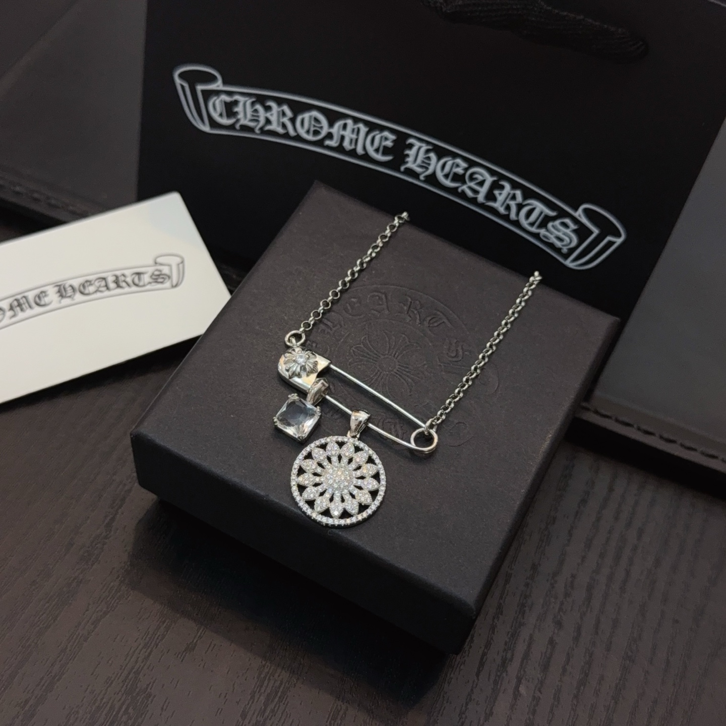   新款【专柜品质】Chrome Hearts克罗心别针白钻大阳花项链，凹凸造型不同的花纹设计风格呈现出