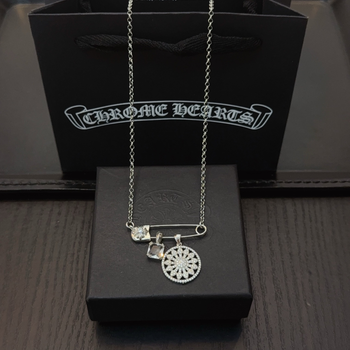   新款【专柜品质】Chrome Hearts克罗心别针白钻大阳花项链，凹凸造型不同的花纹设计风格呈现出