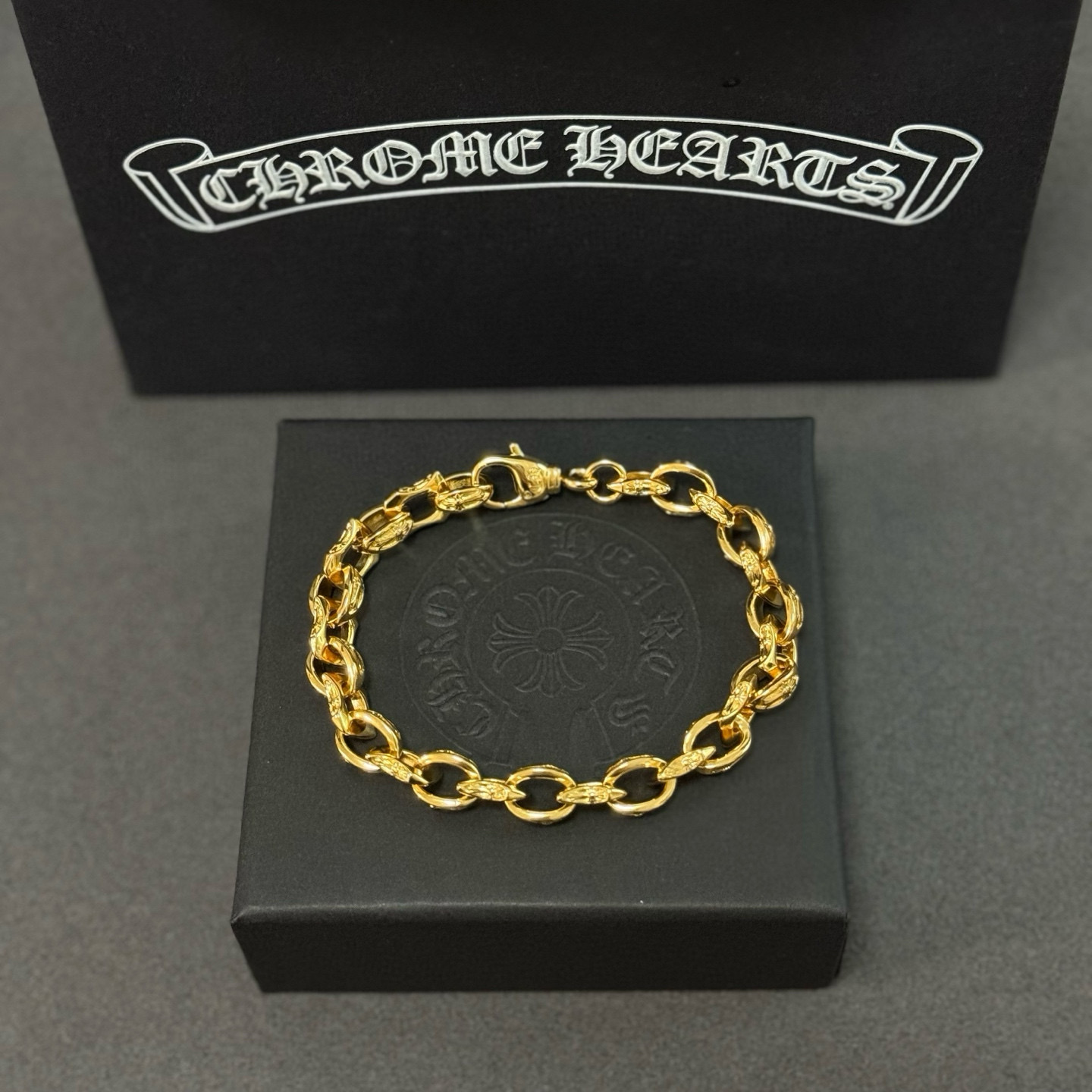 批 新款【专柜品质】Chrome Hearts克罗心 黄金色十字架手链 ，凹凸造型不同的花纹设计风格呈现