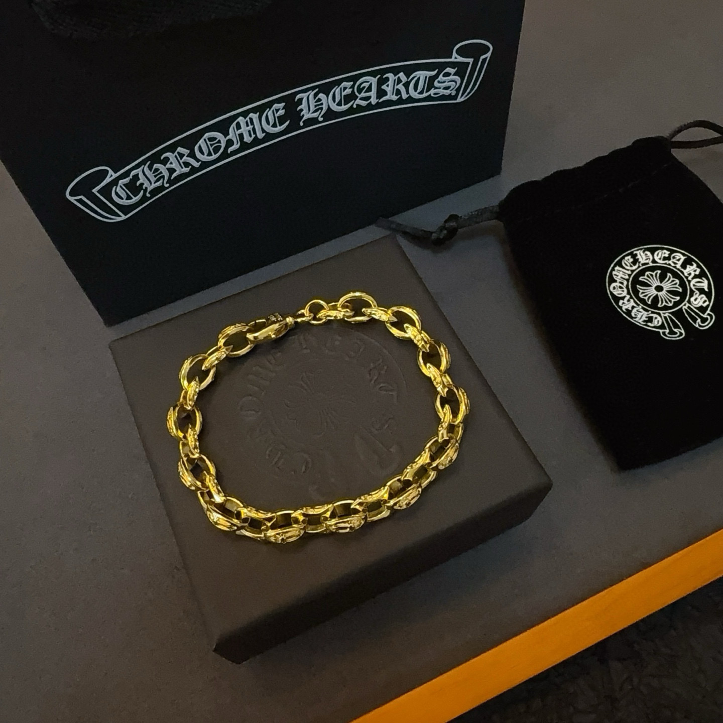 批 新款【专柜品质】Chrome Hearts克罗心 黄金色十字架手链 ，凹凸造型不同的花纹设计风格呈现