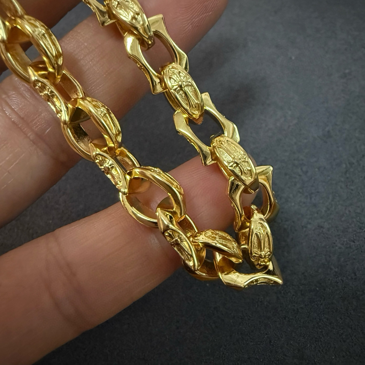 批 新款【专柜品质】Chrome Hearts克罗心 黄金色十字架手链 ，凹凸造型不同的花纹设计风格呈现