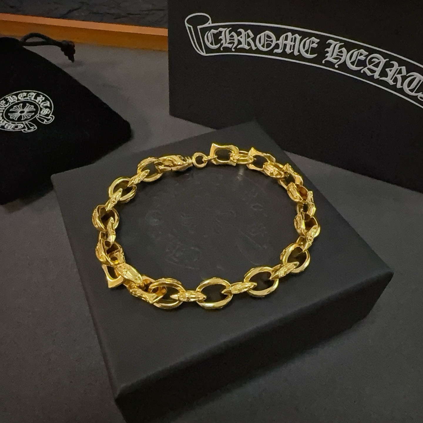 批 新款【专柜品质】Chrome Hearts克罗心 黄金色十字架手链 ，凹凸造型不同的花纹设计风格呈现