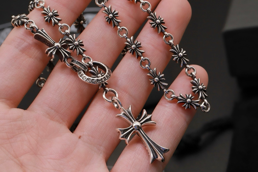 💰125 【专柜品质】克罗心Chrome hearts 网红同款项链

雪梨同款 镶石双面十字架经典项链 经典到不行
双面都可以戴 春冬秋冬都可以戴的款式
送人选它就错不了啦～