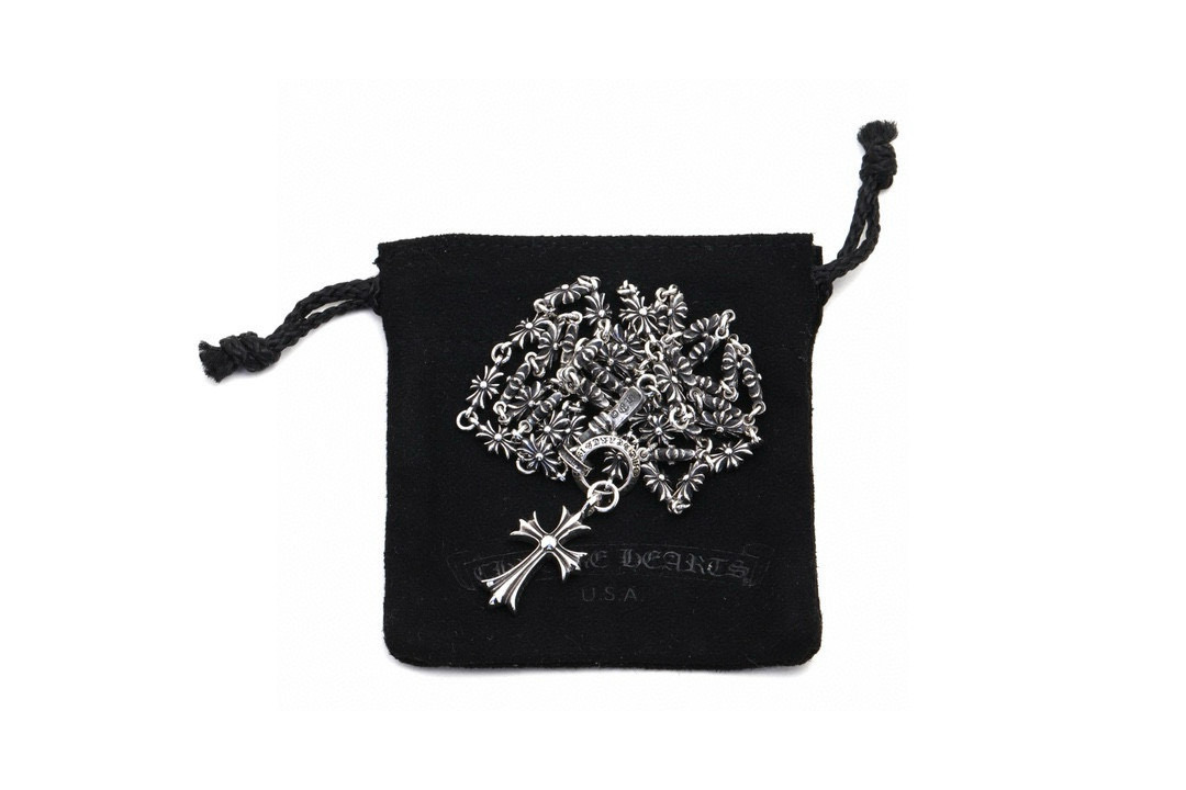 💰125 【专柜品质】克罗心Chrome hearts 网红同款项链

雪梨同款 镶石双面十字架经典项链 经典到不行
双面都可以戴 春冬秋冬都可以戴的款式
送人选它就错不了啦～