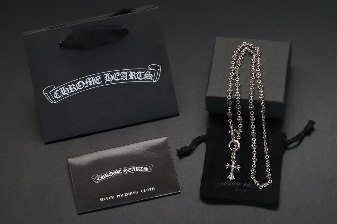 💰125 【专柜品质】克罗心Chrome hearts 网红同款项链

雪梨同款 镶石双面十字架经典项链 经典到不行
双面都可以戴 春冬秋冬都可以戴的款式
送人选它就错不了啦～