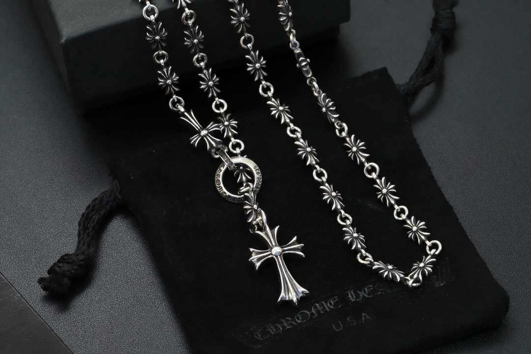 💰125 【专柜品质】克罗心Chrome hearts 网红同款项链

雪梨同款 镶石双面十字架经典项链 经典到不行
双面都可以戴 春冬秋冬都可以戴的款式
送人选它就错不了啦～