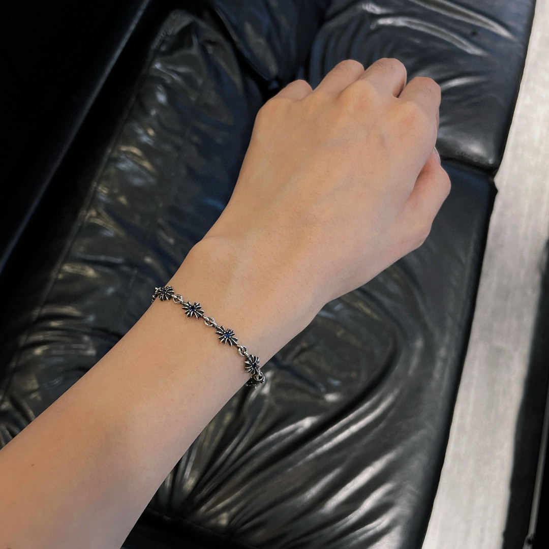 💰95 𝐂𝐡𝐫𝐨𝐦𝐞 𝐡𝐞𝐚𝐫𝐭𝐬克罗心  蓝钻十字手链
纯银材质  复古做旧  手工镶嵌  十字花元素  蓝钻 时尚搭配
size:16.18.20cm
