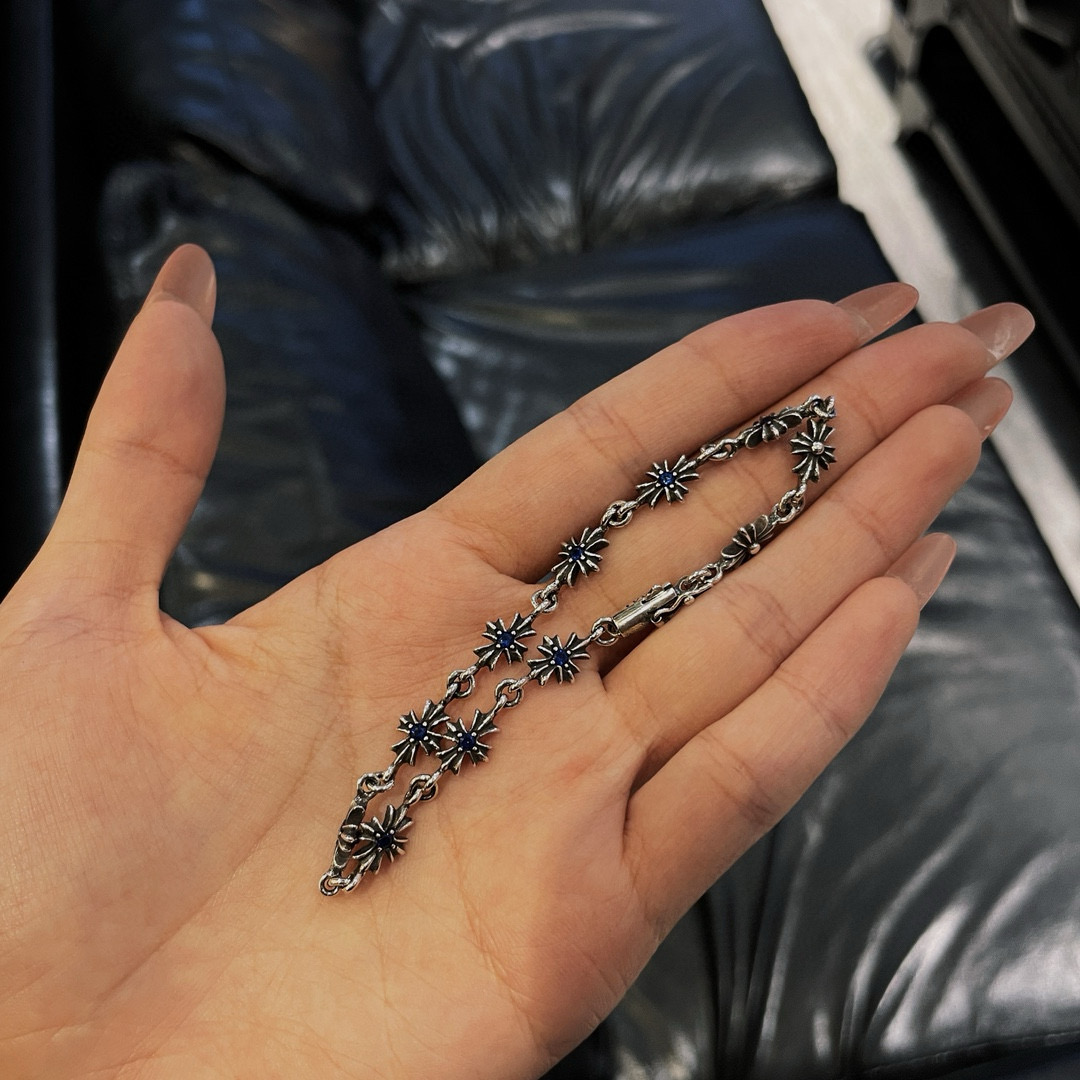 💰95 𝐂𝐡𝐫𝐨𝐦𝐞 𝐡𝐞𝐚𝐫𝐭𝐬克罗心  蓝钻十字手链
纯银材质  复古做旧  手工镶嵌  十字花元素  蓝钻 时尚搭配
size:16.18.20cm
