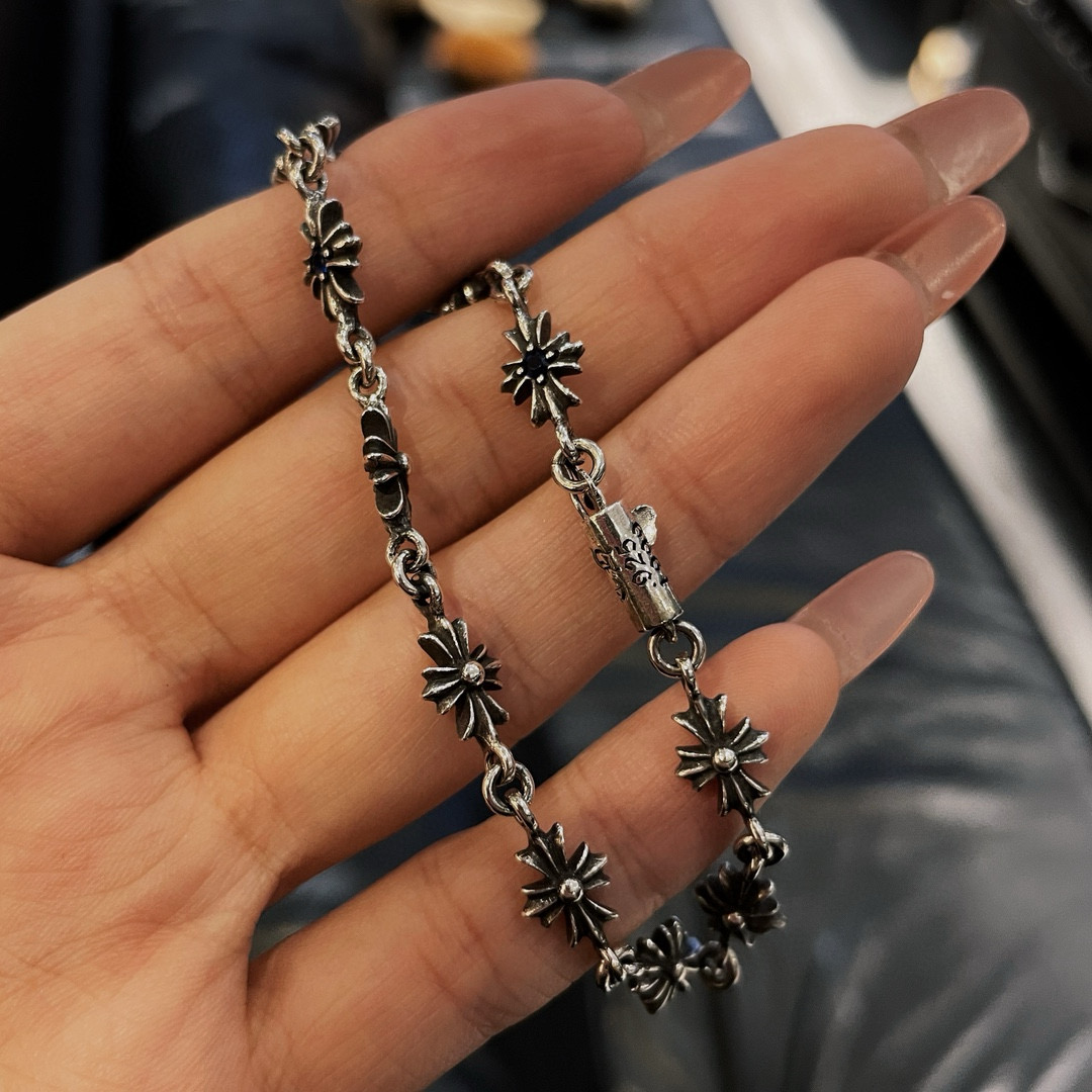 💰95 𝐂𝐡𝐫𝐨𝐦𝐞 𝐡𝐞𝐚𝐫𝐭𝐬克罗心  蓝钻十字手链
纯银材质  复古做旧  手工镶嵌  十字花元素  蓝钻 时尚搭配
size:16.18.20cm
