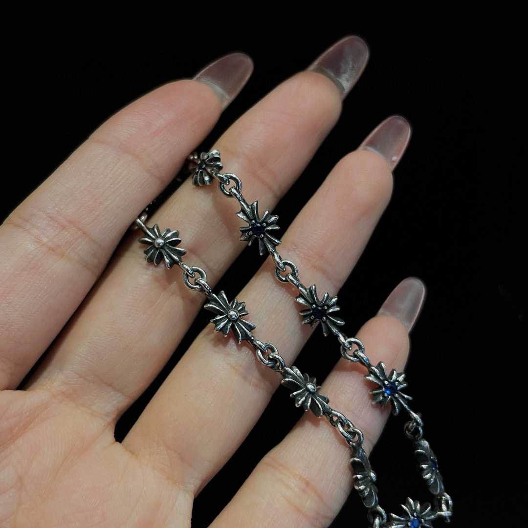 💰95 𝐂𝐡𝐫𝐨𝐦𝐞 𝐡𝐞𝐚𝐫𝐭𝐬克罗心  蓝钻十字手链
纯银材质  复古做旧  手工镶嵌  十字花元素  蓝钻 时尚搭配
size:16.18.20cm
