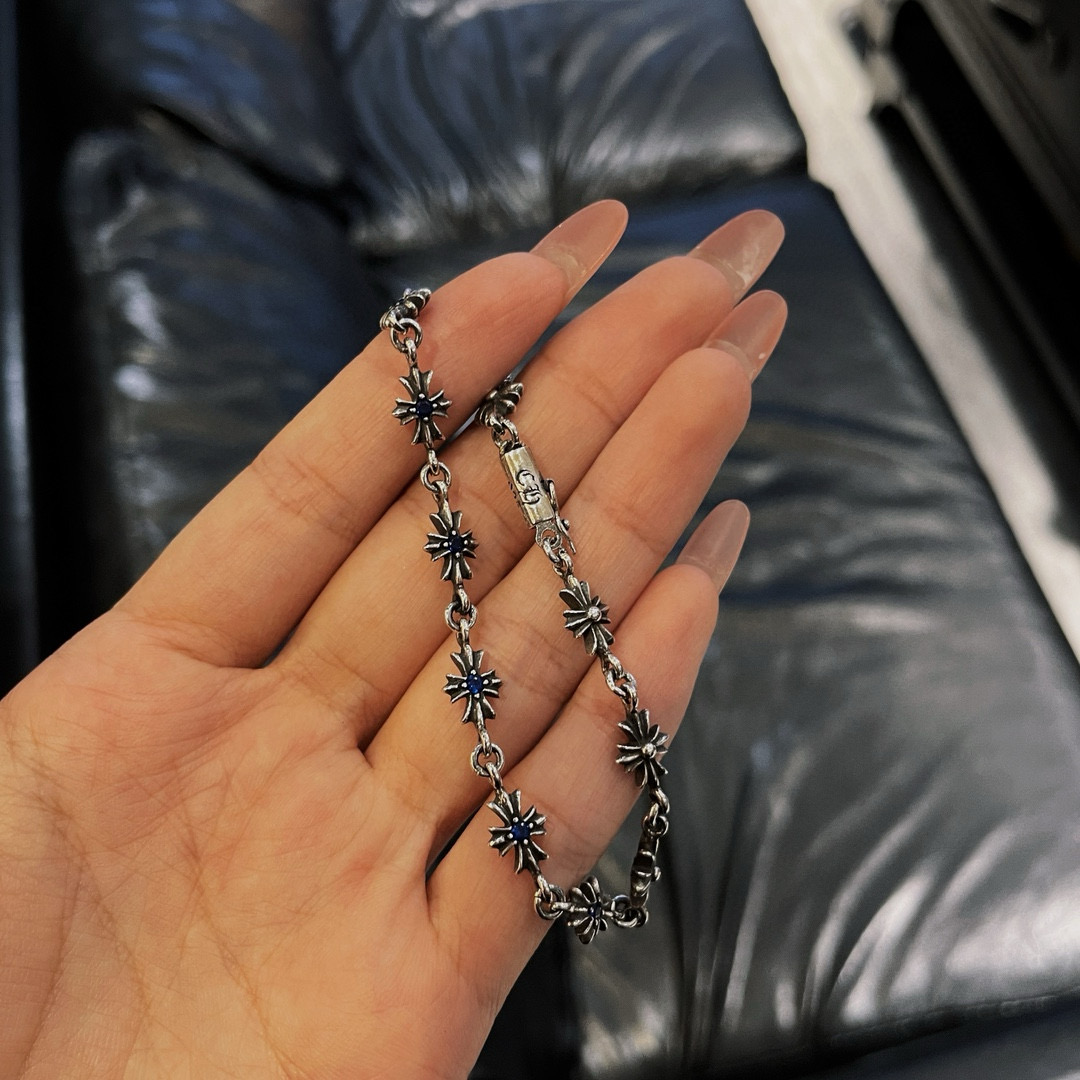 💰95 𝐂𝐡𝐫𝐨𝐦𝐞 𝐡𝐞𝐚𝐫𝐭𝐬克罗心  蓝钻十字手链
纯银材质  复古做旧  手工镶嵌  十字花元素  蓝钻 时尚搭配
size:16.18.20cm
