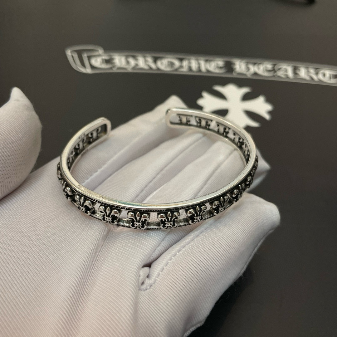批  新款【专柜品质】Chrome Hearts克罗心 经典复古童军花开口手镯，凹凸造型不同的花纹设计风