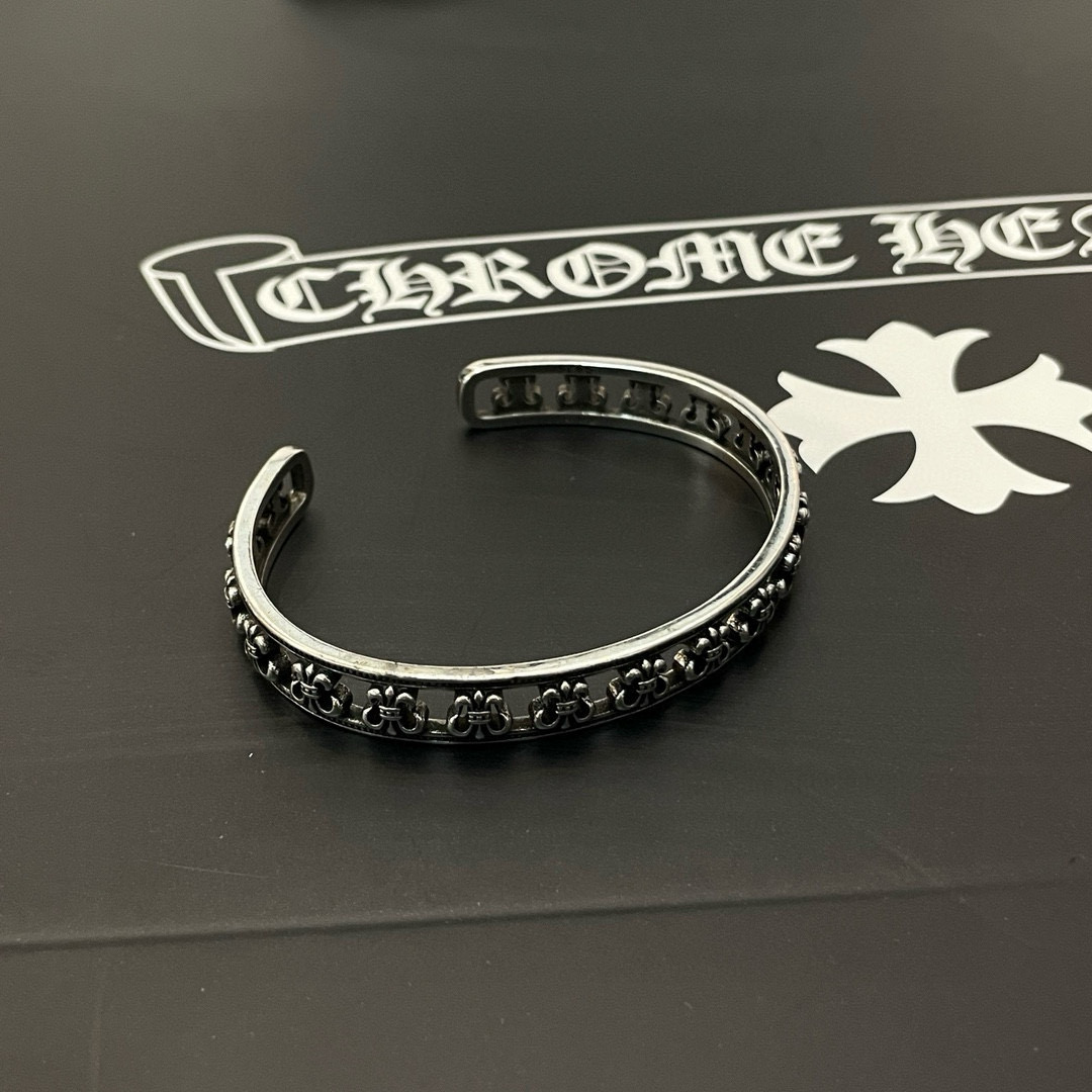 批  新款【专柜品质】Chrome Hearts克罗心 经典复古童军花开口手镯，凹凸造型不同的花纹设计风