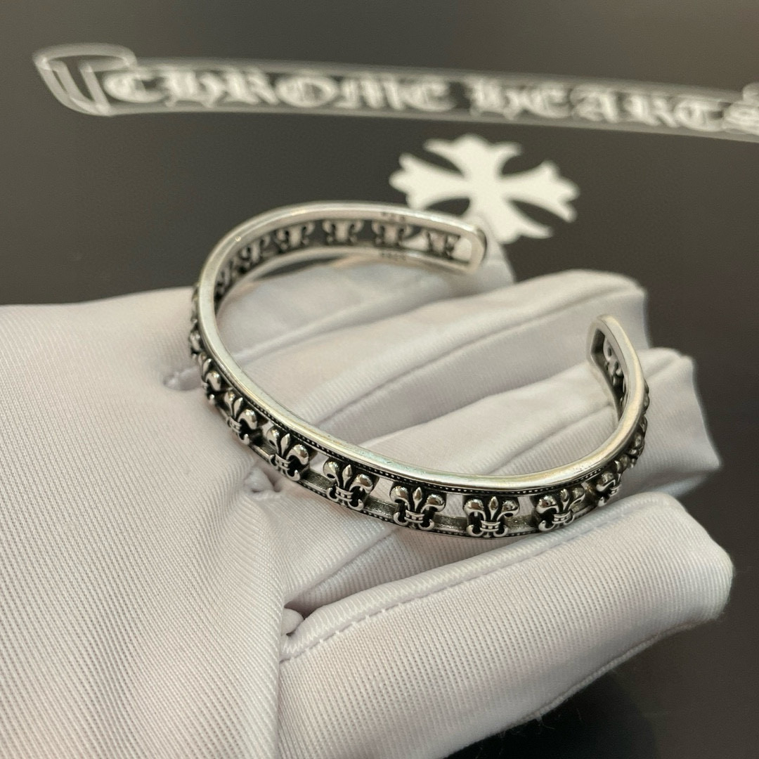 批  新款【专柜品质】Chrome Hearts克罗心 经典复古童军花开口手镯，凹凸造型不同的花纹设计风