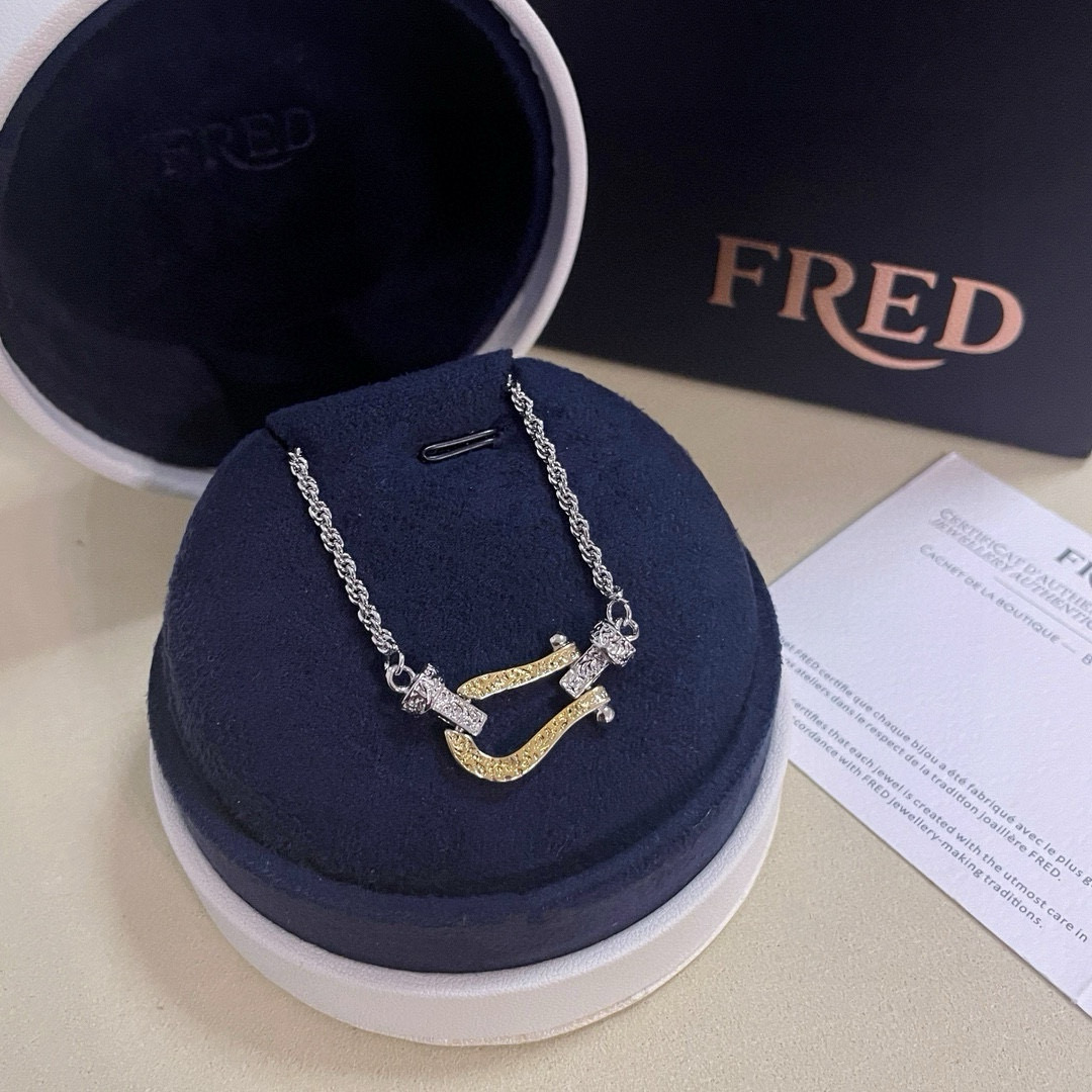 NO:385412,Fered horseshoe buckle necklace, freely adjusts the length, high-end customization of fine craftsmanship, thickened electroplating technology, with logo, simple and high-end sense, full of temperament, its unique design combines soft ropes with the iconic horseshoe buckle, symbolizing the power of firmness and freedom., jewelry boutique, necklace19860909费雷德马蹄扣项链,可以自由调节长度,精工高端定制,专柜材质,加厚电镀工艺,带logo,简约又有高级感,气质拉满,它的独特设计将柔软的绳索与标志性马蹄扣融合在一起,象征着坚定和自由的力量.,饰品精品,necklace,Jewelry