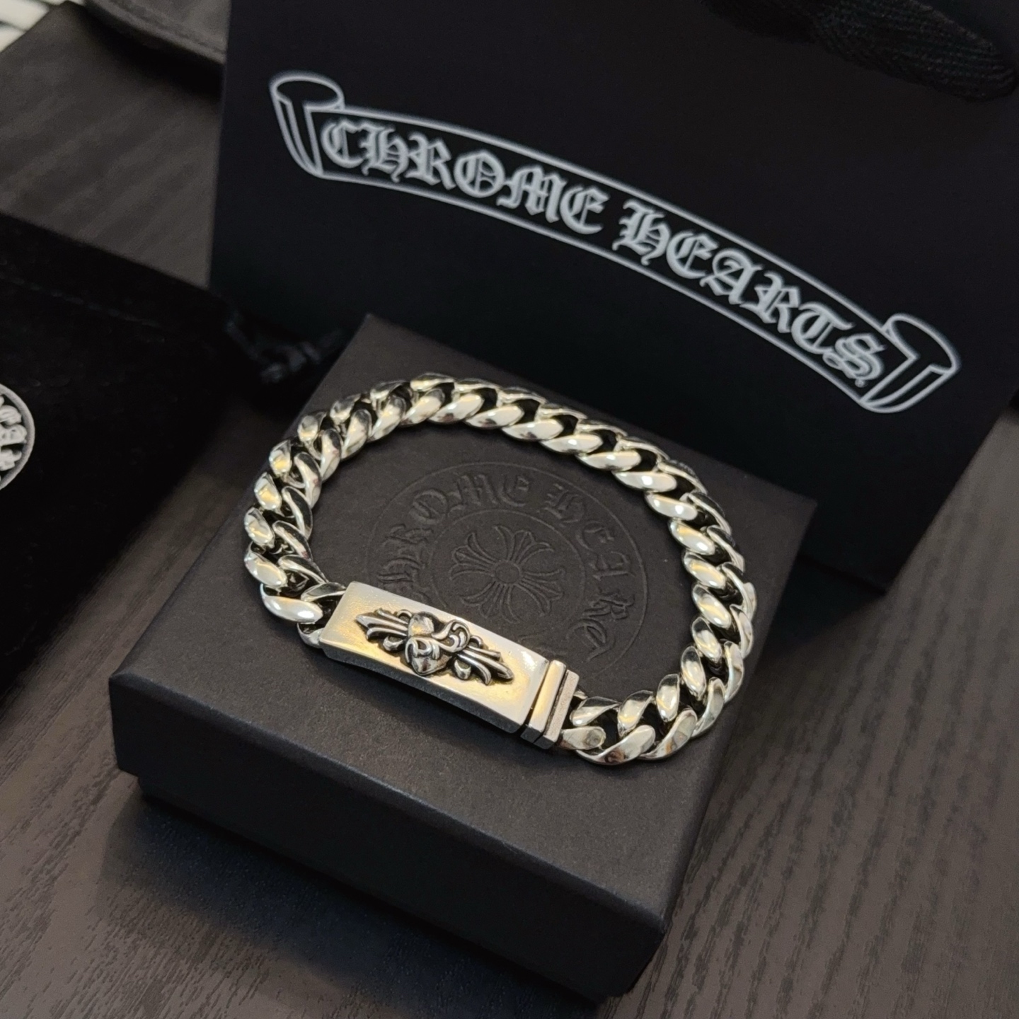    新款【专柜品质】Chrome Hearts克罗心光面藤蔓爱心手链，凹凸造型不同的花纹设计风格 呈现