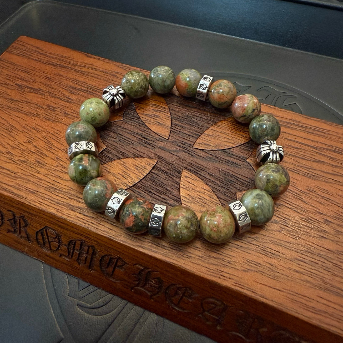  新款【专柜品质】Chrome Hearts克罗心 经典复古多元素手串手链 ，凹凸造型不同的花纹设计风格