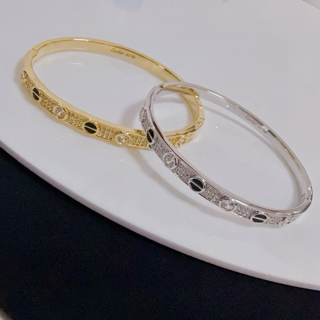  卡地亚love间钻镶钻手镯 高端定制版本 镶嵌钻工艺 V金材质 经典而时尚风格  用凌厉线条重构爱情美