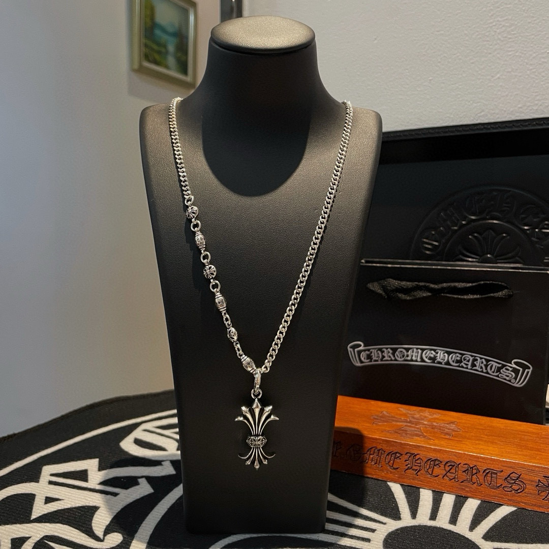   新款【专柜品质】Chrome Hearts克罗心 经典复古侧身项链 藤花宝剑吊坠 凹凸造型不同的花纹
