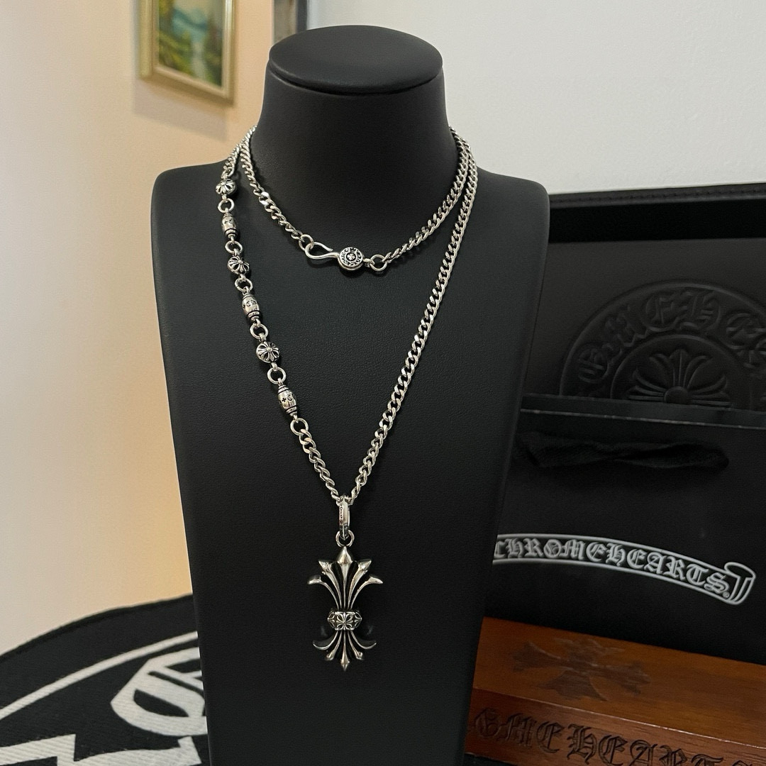   新款【专柜品质】Chrome Hearts克罗心 经典复古侧身项链 藤花宝剑吊坠 凹凸造型不同的花纹