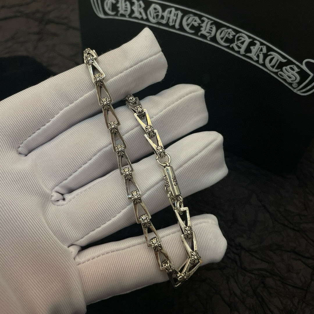  新款【专柜品质】Chrome Hearts克罗心 经典做旧复古十字架手链 凹凸造型不同的花纹设计风格 