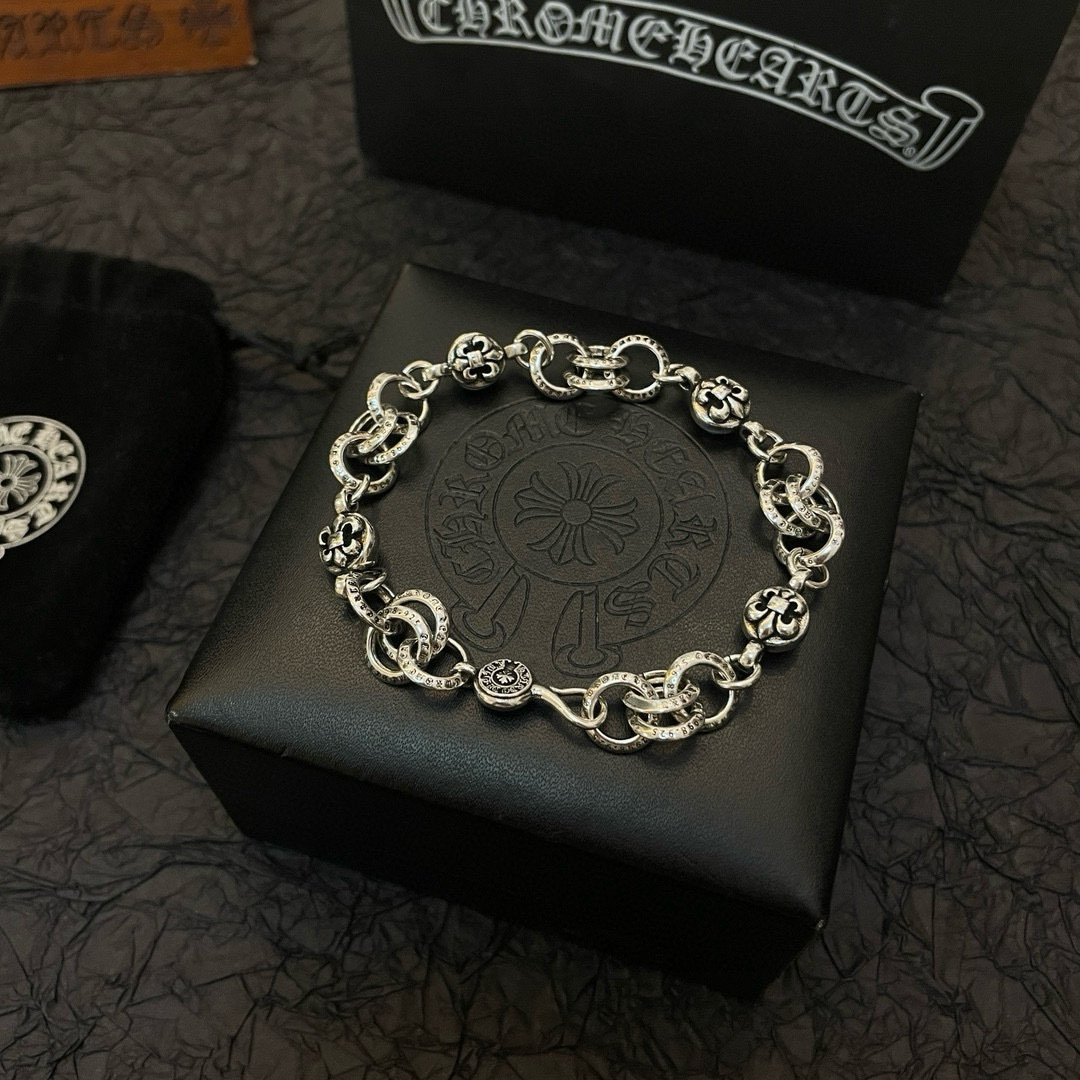 新款【专柜品质】Chrome Hearts克罗心 经典复古手链 童军花球圆扣凹凸造型不同的花纹设计风格