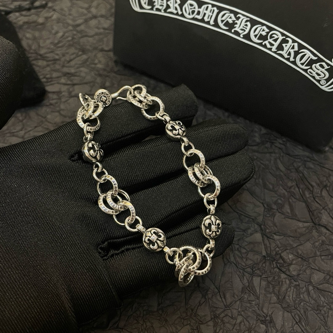 新款【专柜品质】Chrome Hearts克罗心 经典复古手链 童军花球圆扣凹凸造型不同的花纹设计风格