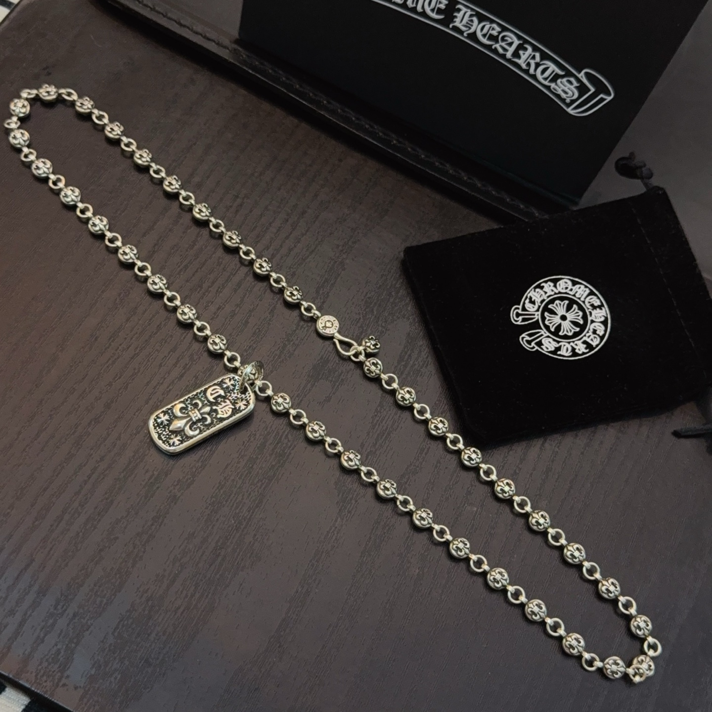   新款【专柜品质】Chrome Hearts克罗心经典花球项链 方牌吊坠 凹凸造型不同的花纹设计风格 