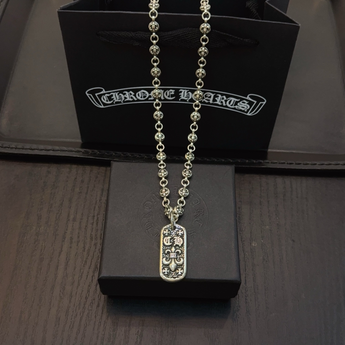   新款【专柜品质】Chrome Hearts克罗心经典花球项链 方牌吊坠 凹凸造型不同的花纹设计风格 