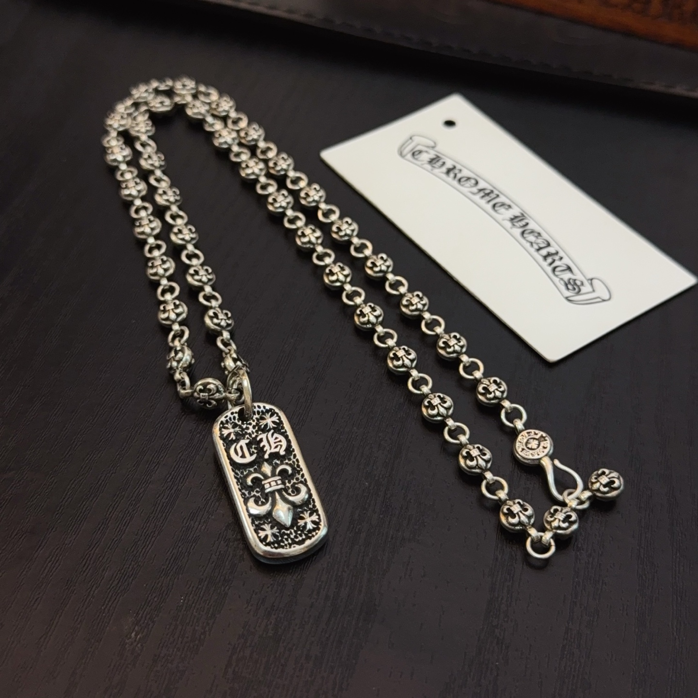   新款【专柜品质】Chrome Hearts克罗心经典花球项链 方牌吊坠 凹凸造型不同的花纹设计风格 