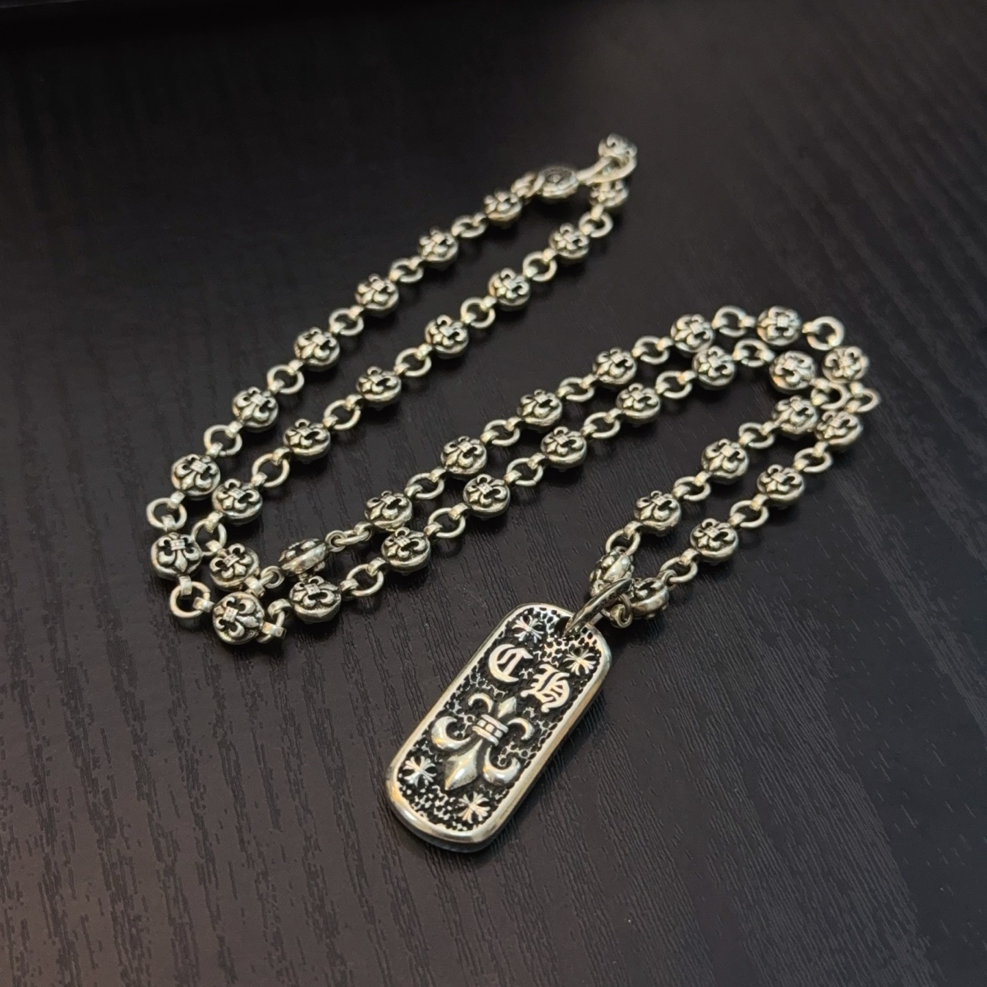   新款【专柜品质】Chrome Hearts克罗心经典花球项链 方牌吊坠 凹凸造型不同的花纹设计风格 