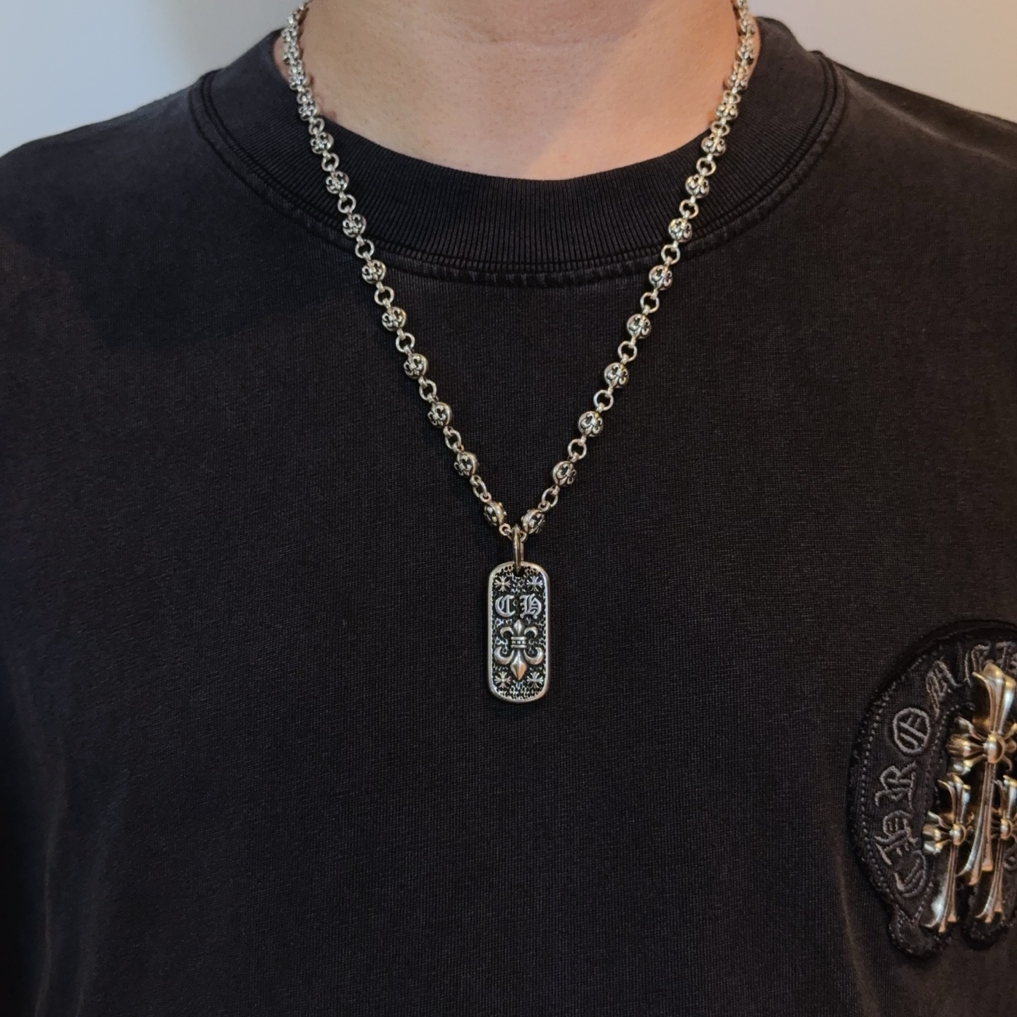   新款【专柜品质】Chrome Hearts克罗心经典花球项链 方牌吊坠 凹凸造型不同的花纹设计风格 