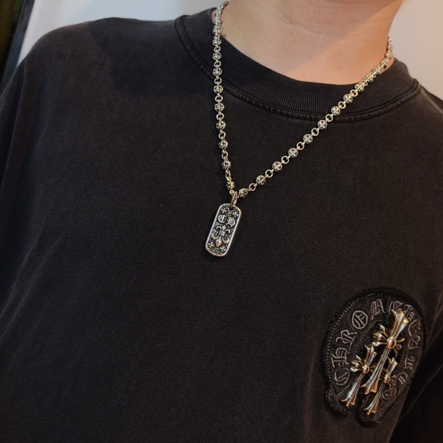   新款【专柜品质】Chrome Hearts克罗心经典花球项链 方牌吊坠 凹凸造型不同的花纹设计风格 