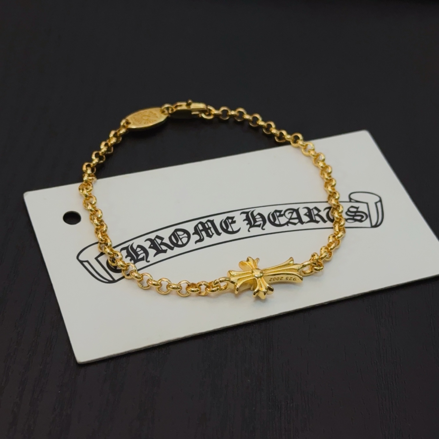  新款【专柜品质】Chrome Hearts克罗心经典黄金色白钻手链 凹凸造型不同的花纹设计风格 呈现出