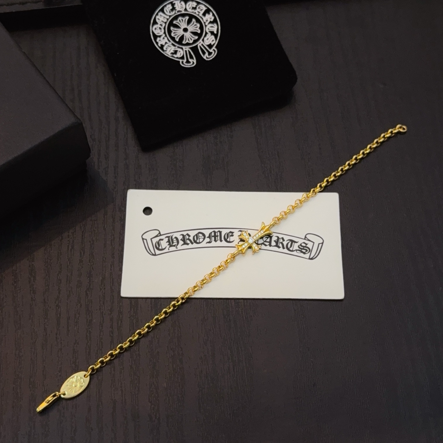  新款【专柜品质】Chrome Hearts克罗心经典黄金色白钻手链 凹凸造型不同的花纹设计风格 呈现出