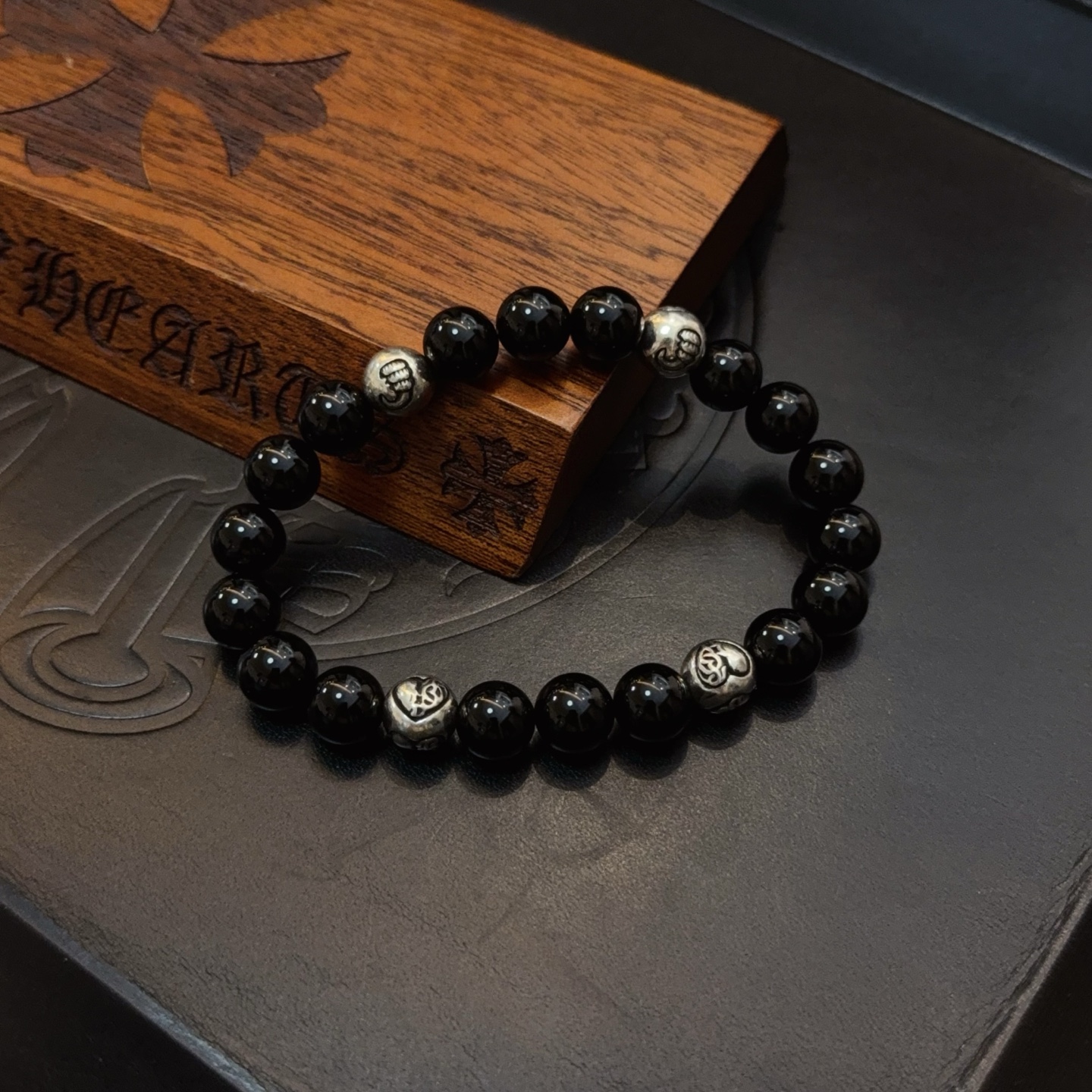  新款【专柜品质】Chrome Hearts克罗心 经典复古多元素手链手串，凹凸造型不同的花纹设计风格 