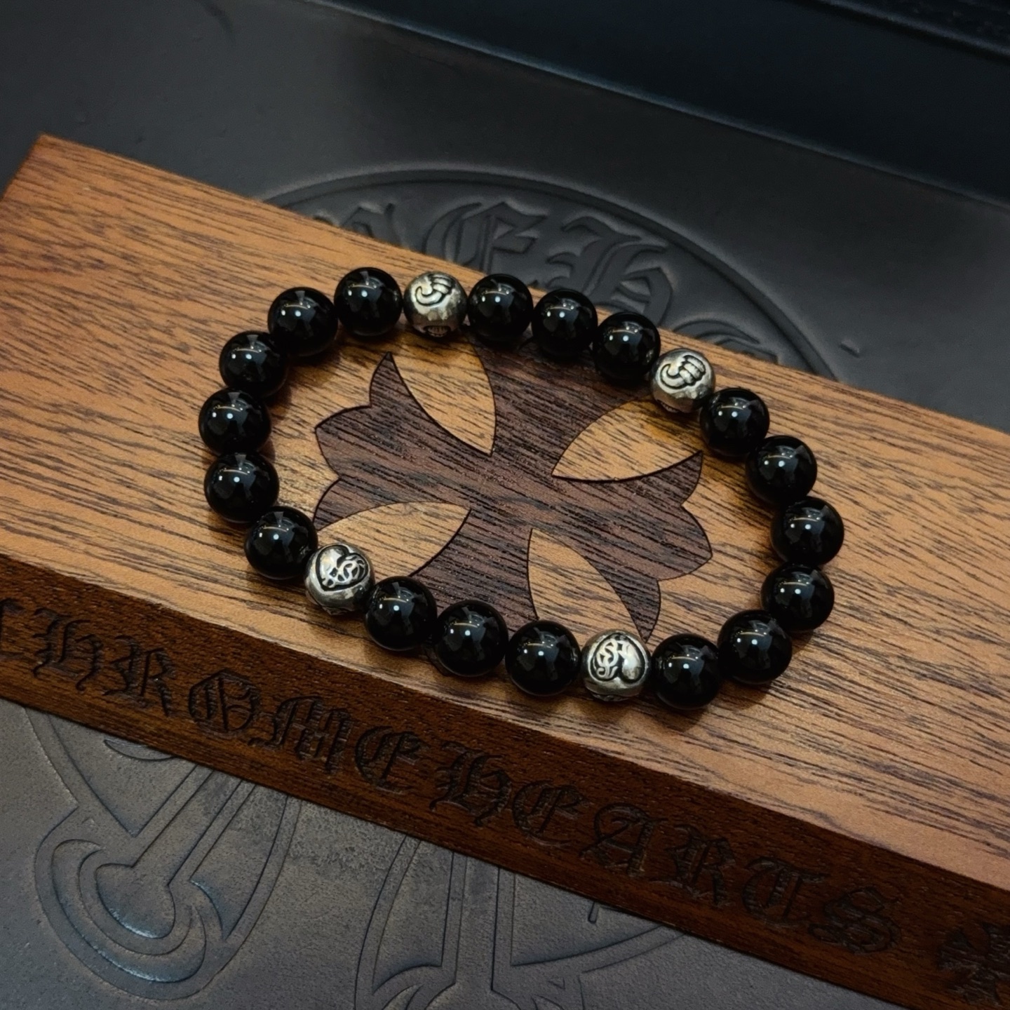  新款【专柜品质】Chrome Hearts克罗心 经典复古多元素手链手串，凹凸造型不同的花纹设计风格 
