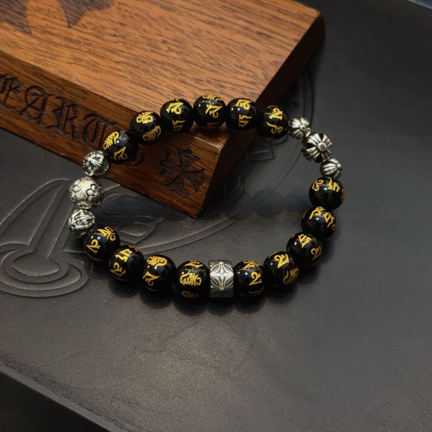  新款【专柜品质】Chrome Hearts克罗心 经典复古多元素手链 手串，凹凸造型不同的花纹设计风格