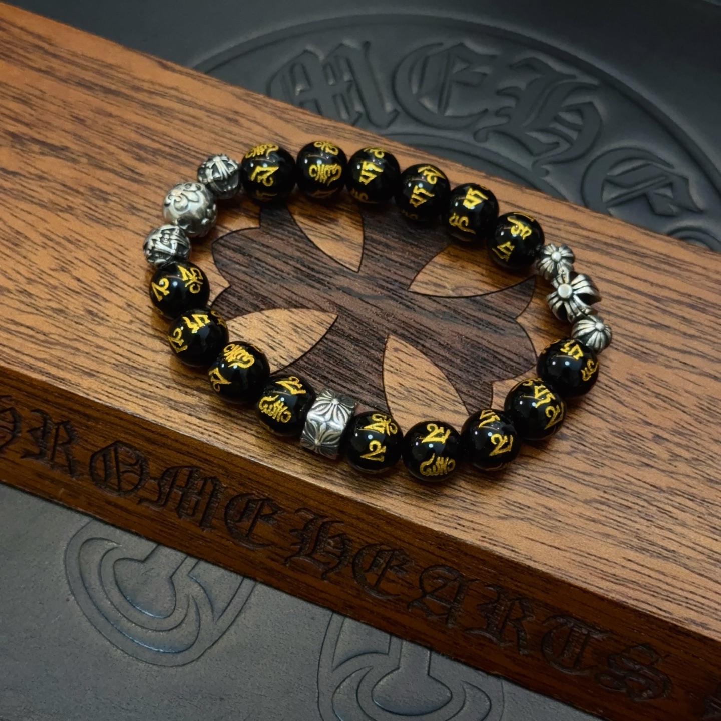  新款【专柜品质】Chrome Hearts克罗心 经典复古多元素手链 手串，凹凸造型不同的花纹设计风格
