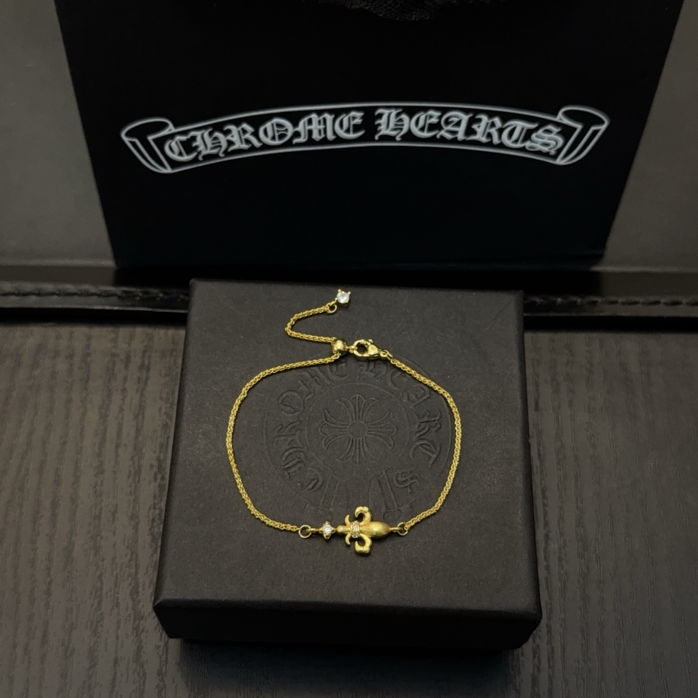  新款【专柜品质】Chrome Hearts克罗心经典黄金色手链 凹凸造型不同的花纹设计风格 呈现出与众