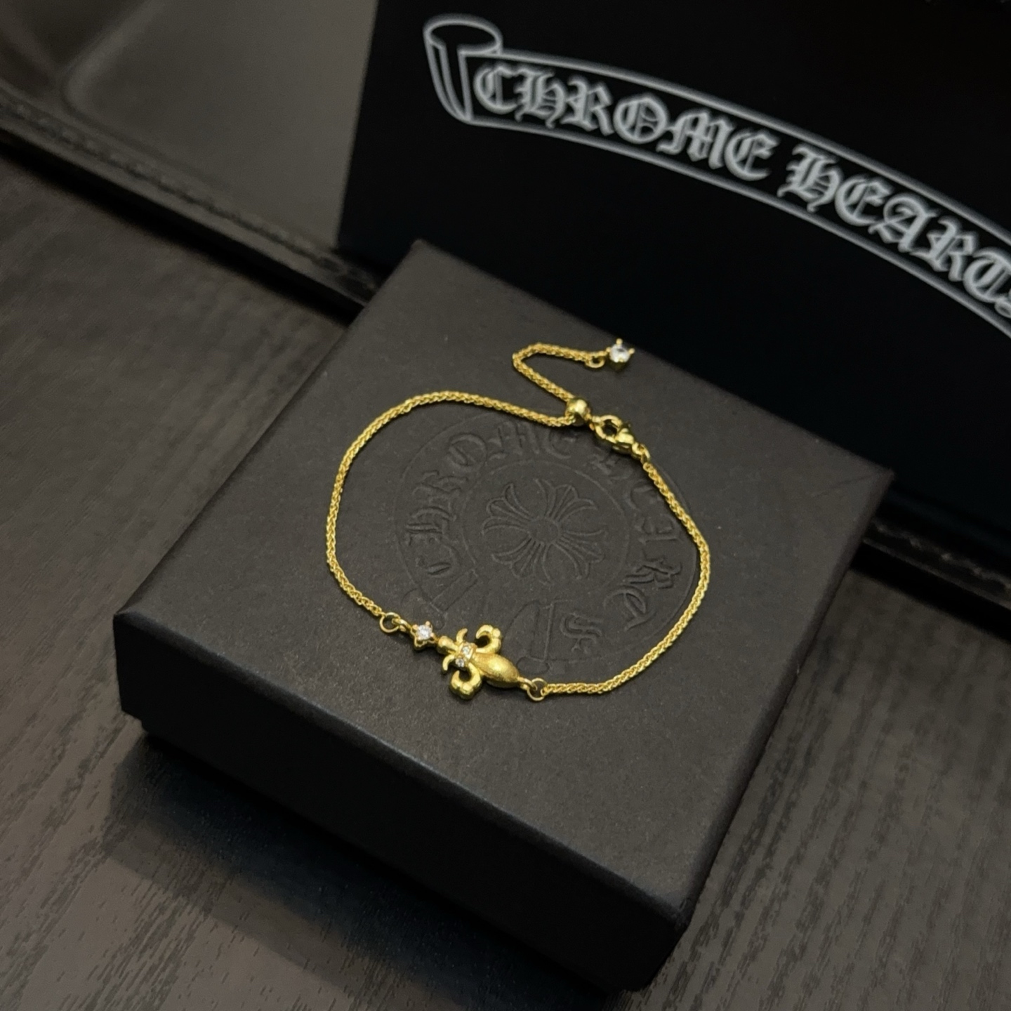  新款【专柜品质】Chrome Hearts克罗心经典黄金色手链 凹凸造型不同的花纹设计风格 呈现出与众