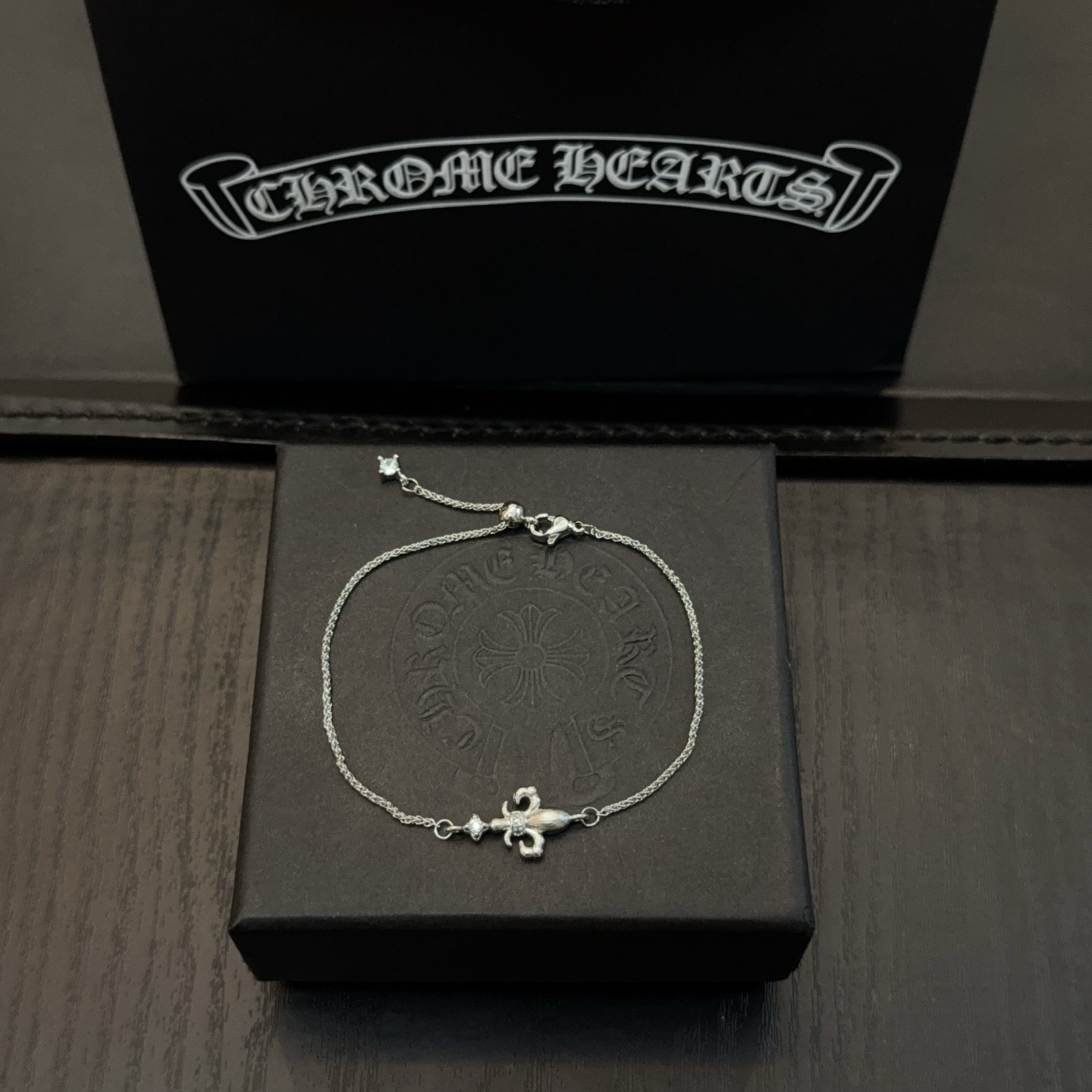  新款【专柜品质】Chrome Hearts克罗心手链 凹凸造型不同的花纹设计风格 呈现出与众不同 十字