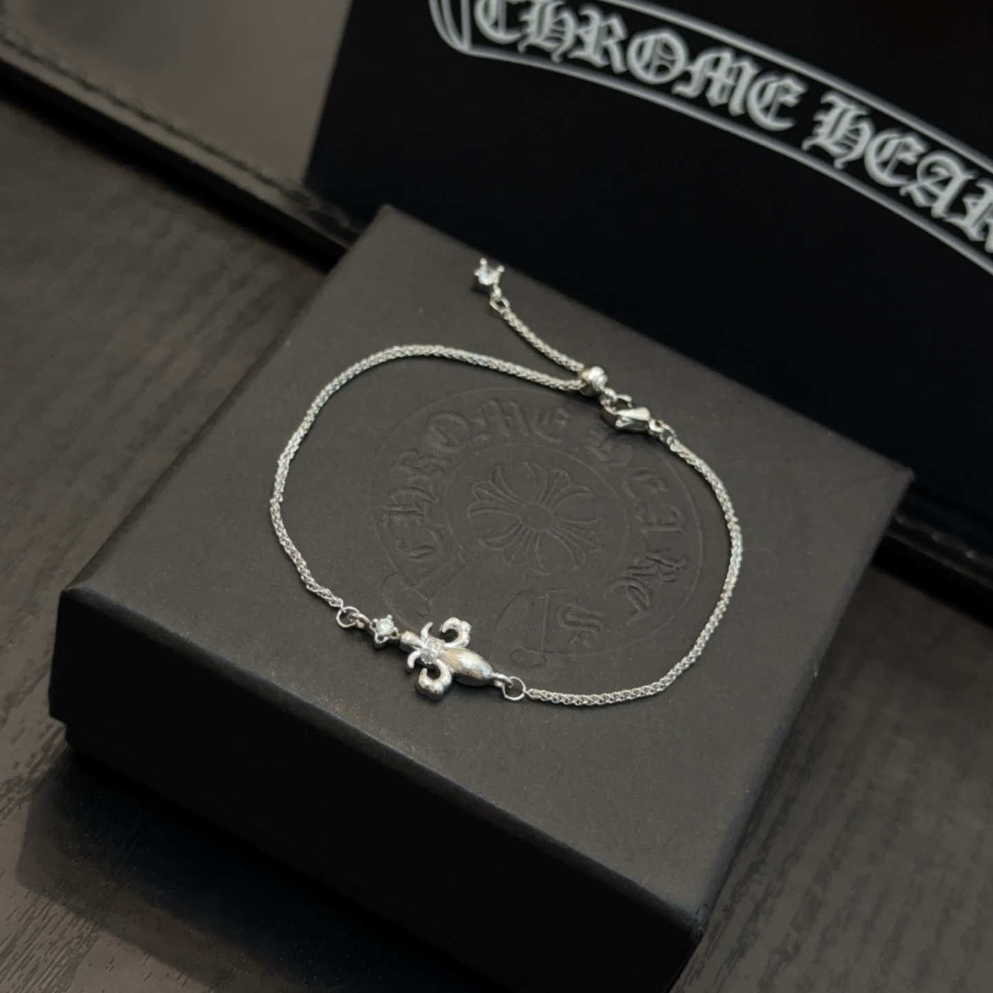  新款【专柜品质】Chrome Hearts克罗心手链 凹凸造型不同的花纹设计风格 呈现出与众不同 十字