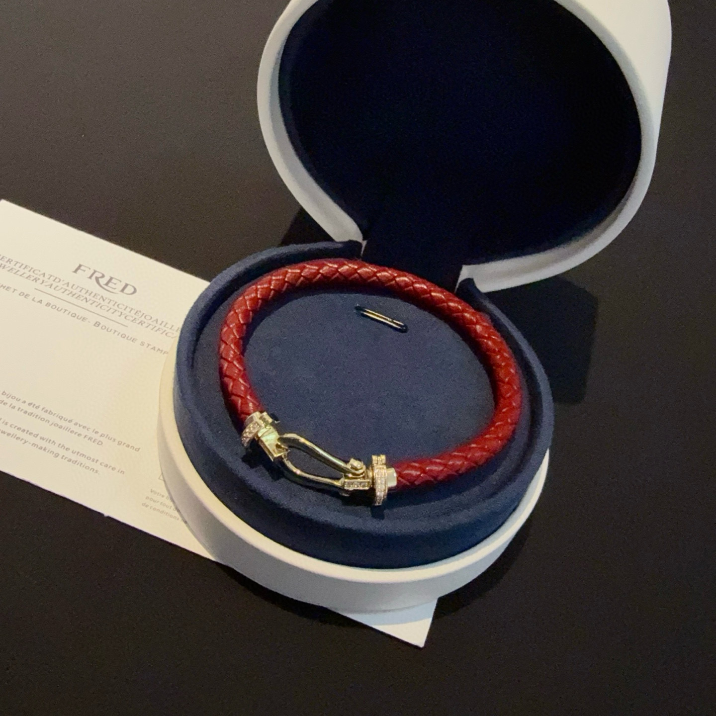  ❤火爆🎉 𝗙𝗥𝗘𝗗 费雷德满钻马蹄扣皮绳手镯手绳，经典百搭，网红达人 时尚一族备必‬单品，时尚精致，1
