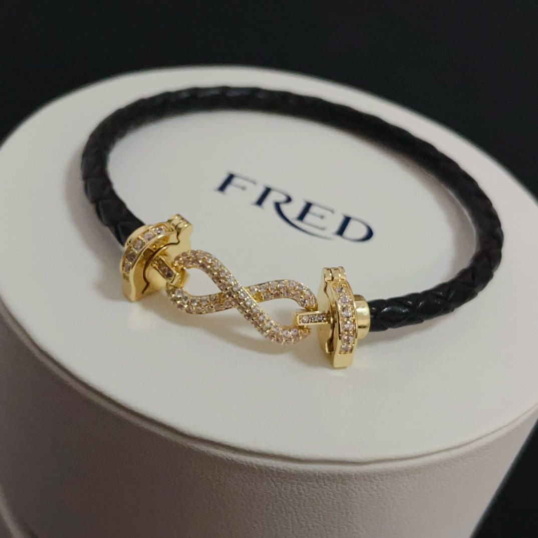  ❤火爆🎉 𝗙𝗥𝗘𝗗 费雷德满钻马蹄扣皮绳手镯手绳明星网红同款 小红书 抖音爆款 经典百搭，网红达人 时