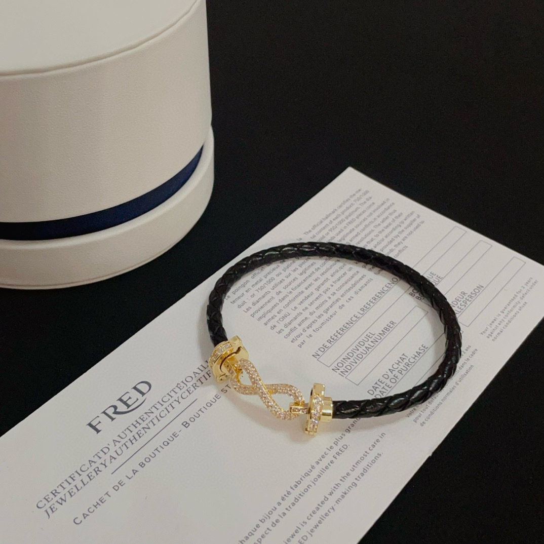  ❤火爆🎉 𝗙𝗥𝗘𝗗 费雷德满钻马蹄扣皮绳手镯手绳明星网红同款 小红书 抖音爆款 经典百搭，网红达人 时
