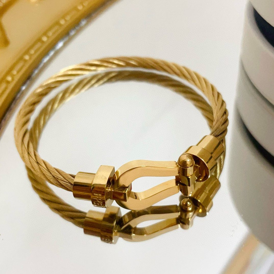NO:384311,Popular Fered Horseshoe Buckling Bracelet Classic and versatile, Internet celebrity expert A must-have item for fashion, fashionable and exquisite, 11 pairs of customized versions, thickened electroplating 18k process, very versatile!  !  , jewelry quality, bracelet19860909火爆 费雷德马蹄扣手镯 经典百搭,网红达人 时尚一族备必单品,时尚精致,11对版定制,加厚电镀18k工艺,上手效果非常百搭！！,饰品精品,bracelet,Jewelry